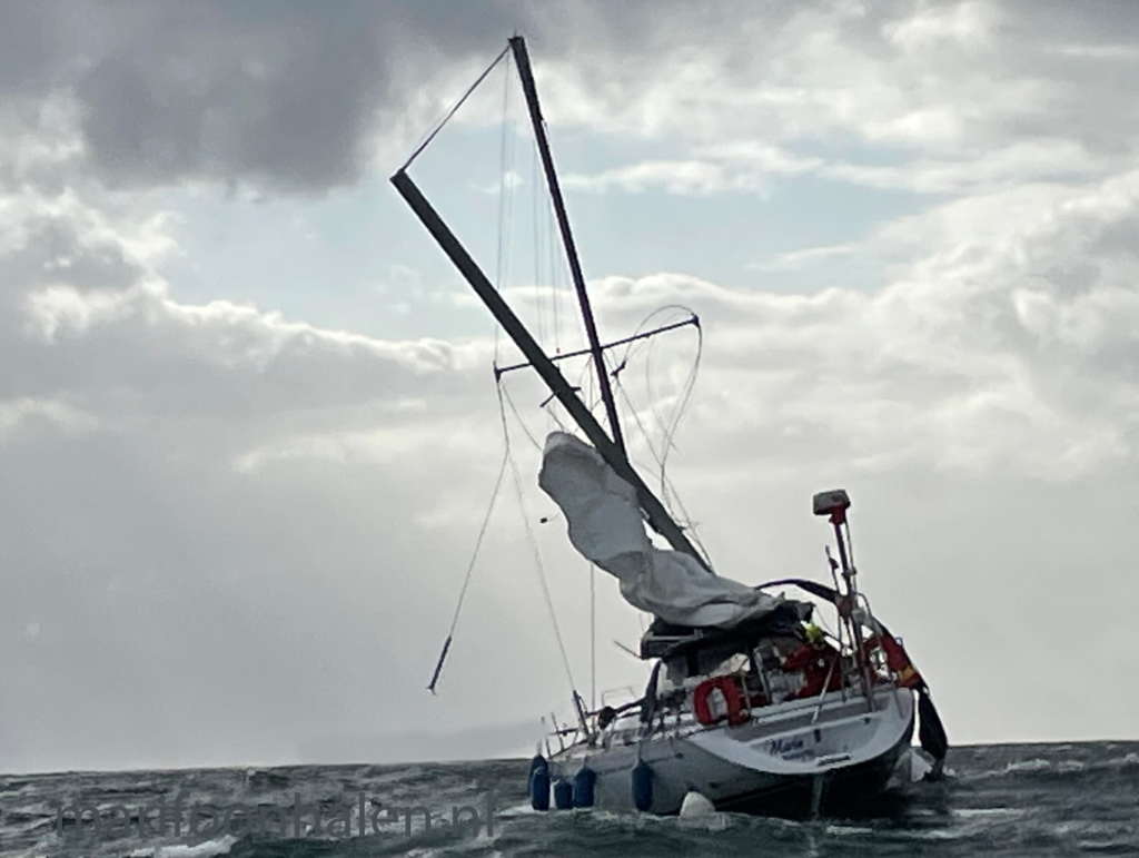 De marifoonantenne blijft de zwakste schakel. Schip met mastbreuk.